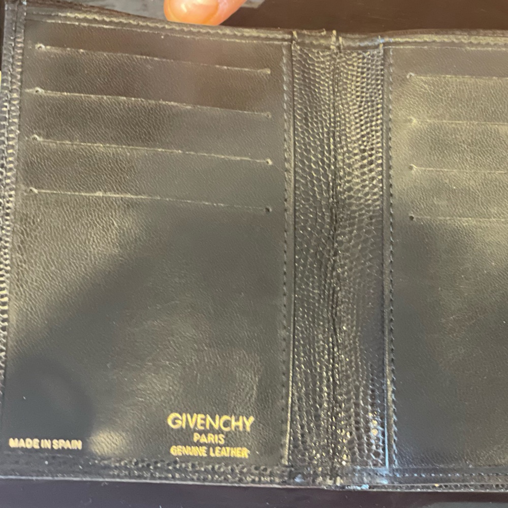 【Authentic】Givenchy Tuscany Real Leather wallet. 🖤